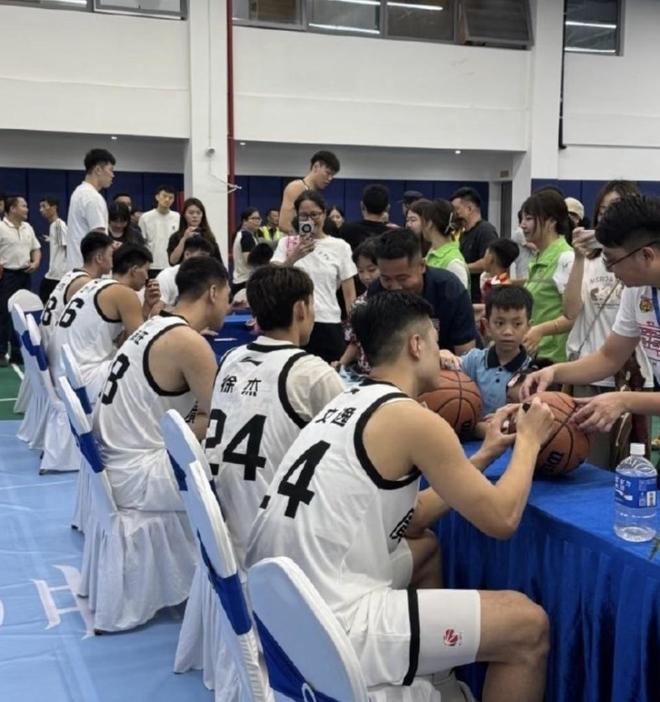 今夜广东宏远调整名单以备NBA总决赛,手感冰凉环节打磨,球迷炸锅,阵容厚度经受考验的简单介绍 今夜广东宏远调整名单以备NBA总决赛,手感冰凉环节打磨,球迷炸锅,阵容厚度经受考验的简单介绍